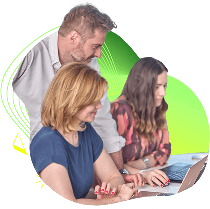 Zespół pracujący przy laptopie